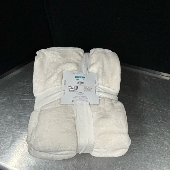 The Big One Plush Blanket Twin - Picture 5 of 7